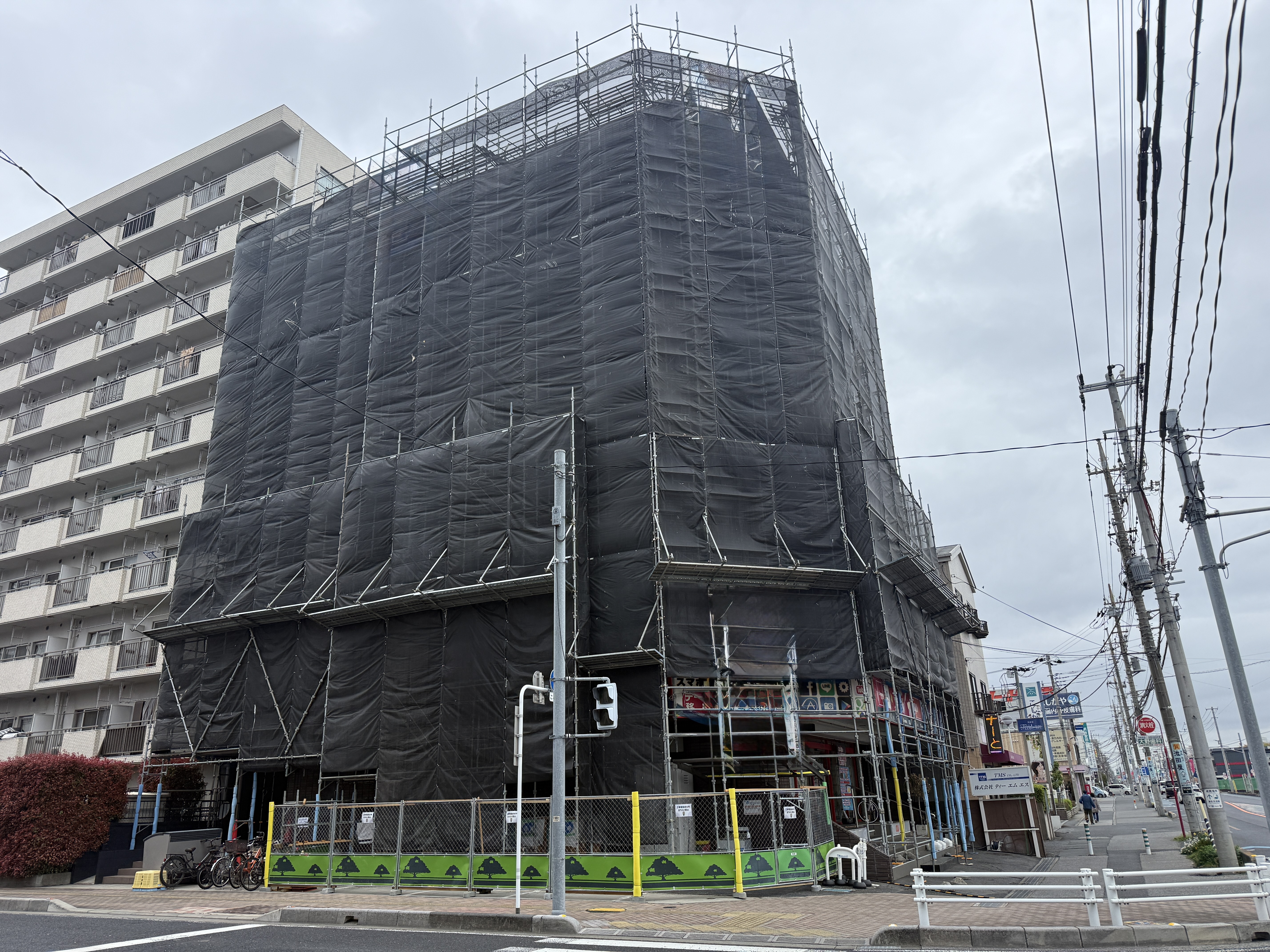 大規模修繕工事（足場仮設・施工中）